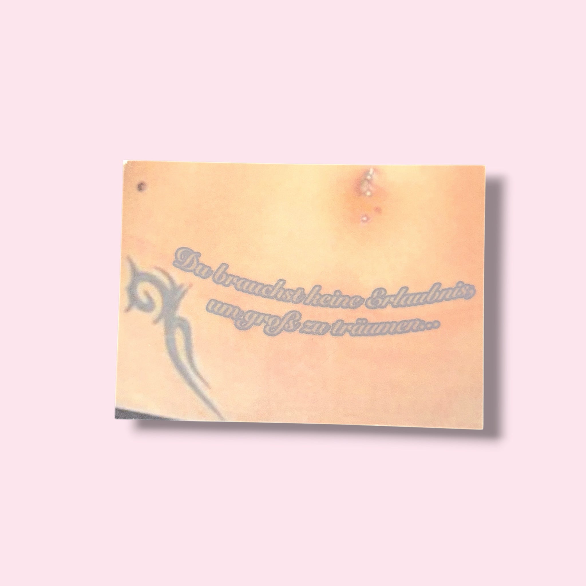 DU BRAUCHST KEINE ERLAUBNIS, UM GROSS ZU TRÄUMEN Tattoo Postcard