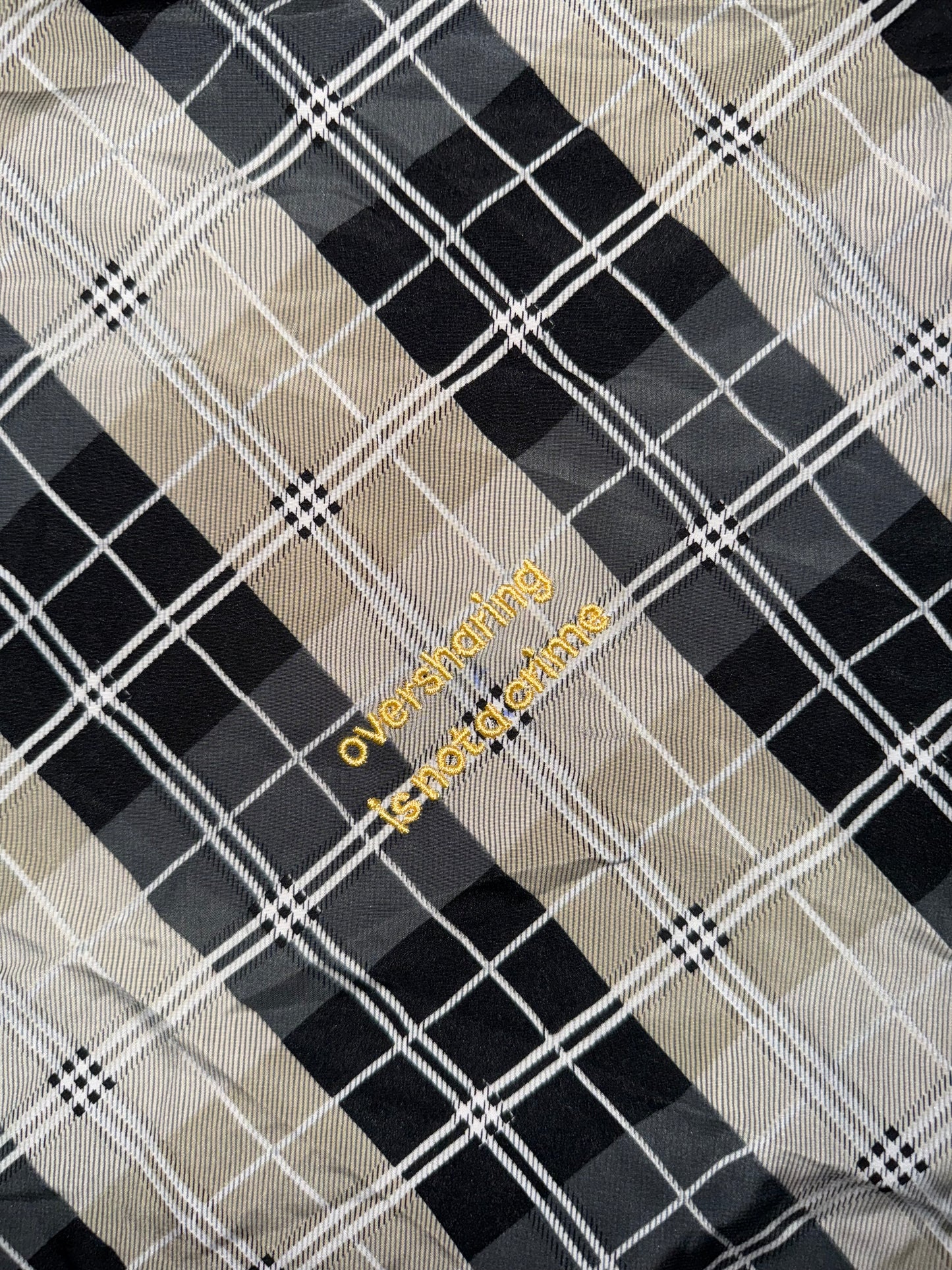 OVERSHARING IS NOT A CRIME besticktes Tuch Vintage