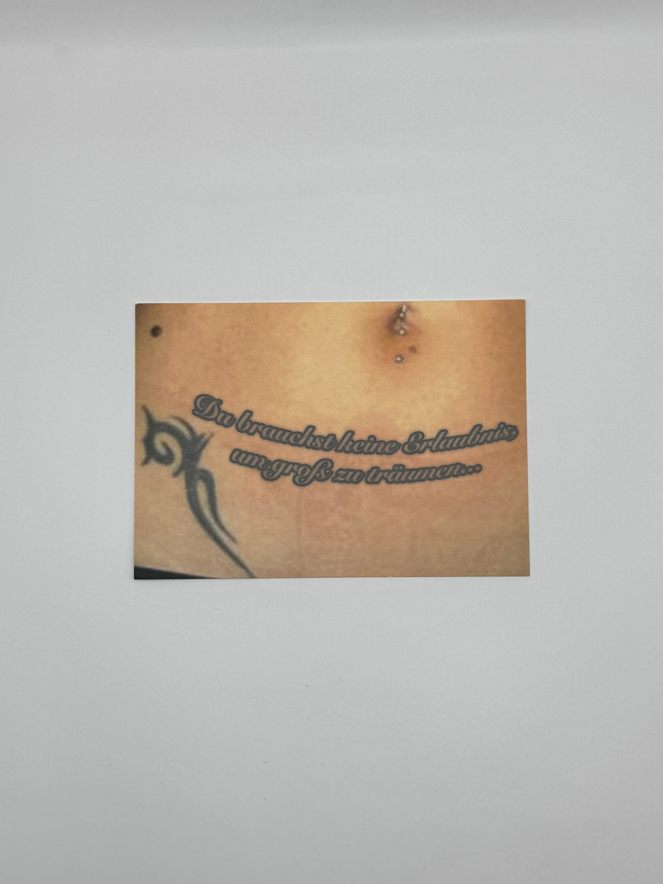 DU BRAUCHST KEINE ERLAUBNIS, UM GROSS ZU TRÄUMEN Tattoo Postcard