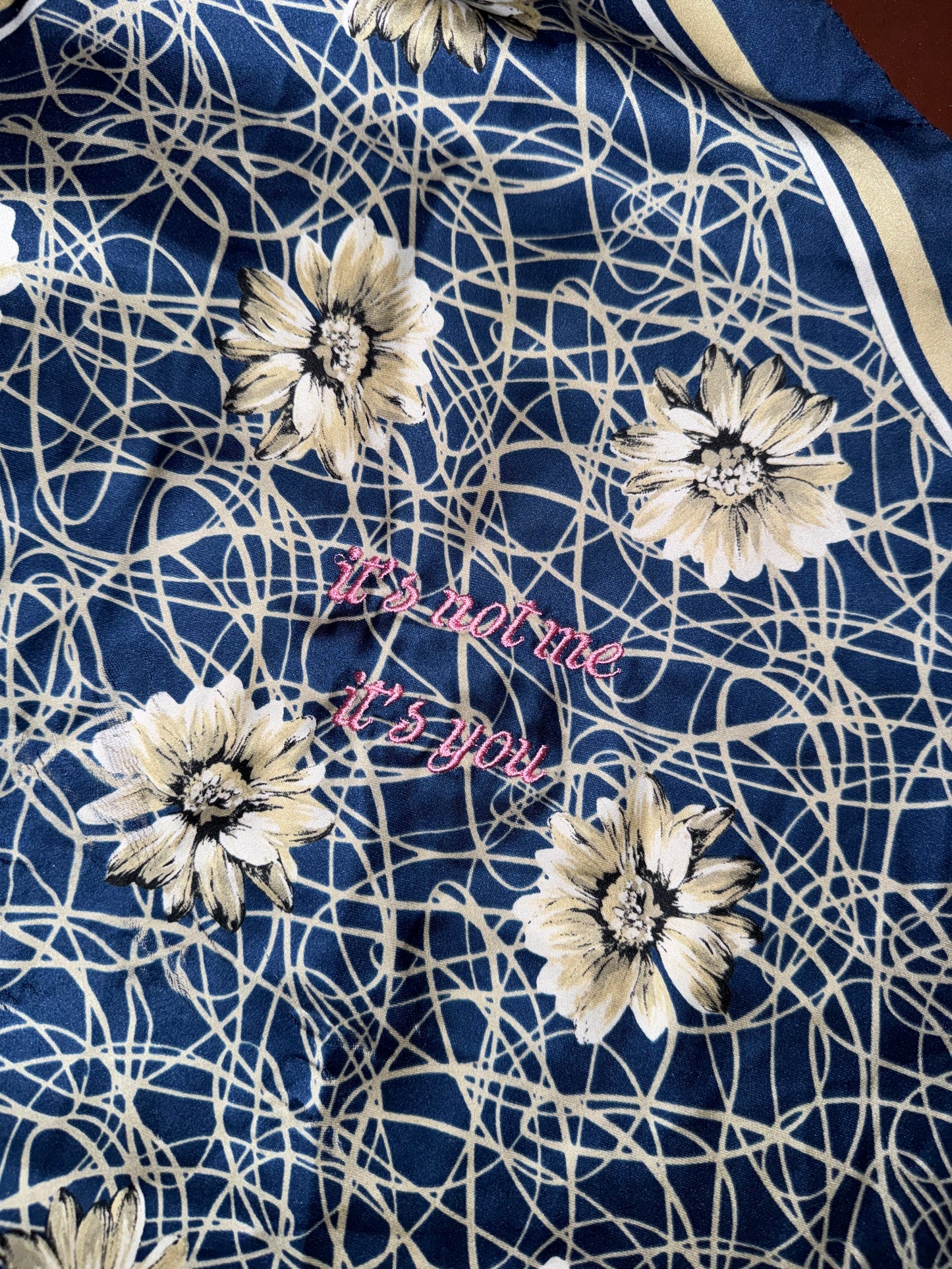 ITS NOT ME ITS YOU besticktes Tuch Vintage